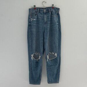 American Eagle Relaxed Mom Jean w/knee tears light/medium wash size 10